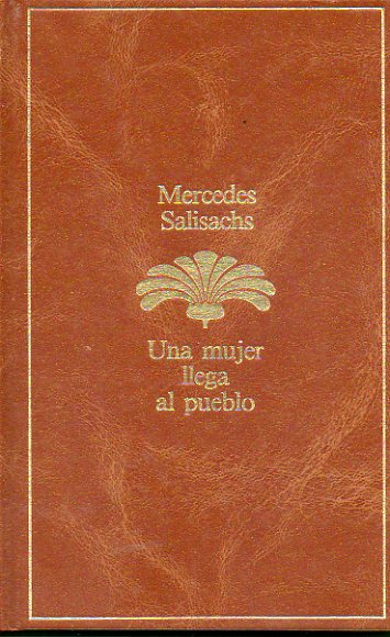 UNA MUJER LLEGA AL PUEBLO.