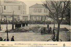 Tarjeta Postal: LES ZEPPELINS SR PARIS. CRIMES ODIEUX DES PIRATES BOCHES. La vote du Mtropolitain.