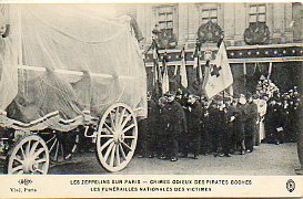 Tarjeta Postal: LES ZEPPELINS SR PARIS. CRIMES ODIEUX DES PIRATES BOCHES. Les funrailles Nationales des Victimes.