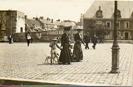 Tarjeta Postal: Calle francesa con paseantes.