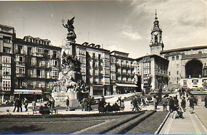 Tarjeta Postal: 2. VITORIA. Plaza de la Virgen Blanca y monumento a la batalla de Vitoria.